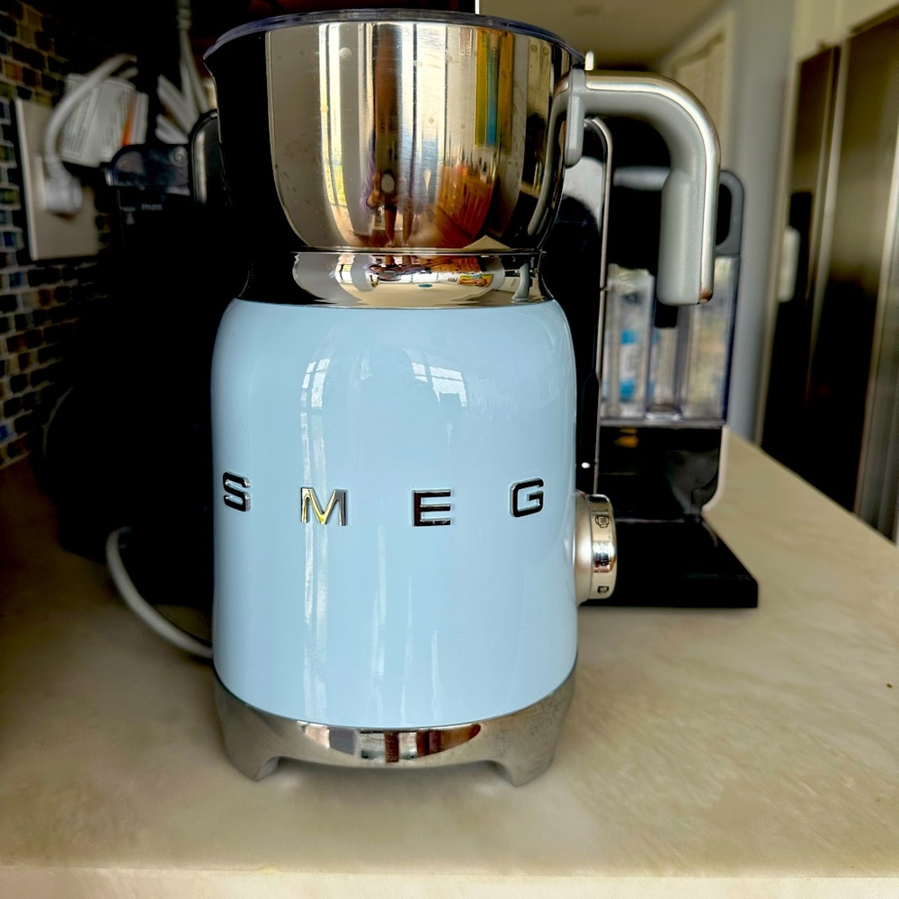 Smeg blue milk frother